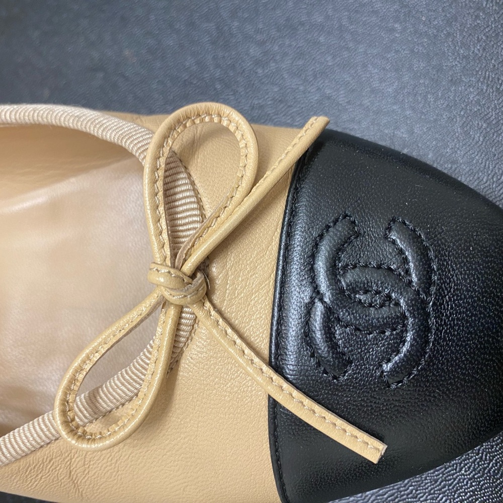 CHANEL Beige and Black Leather Cap-Toe Ballet Flats - Picture 7 of 11